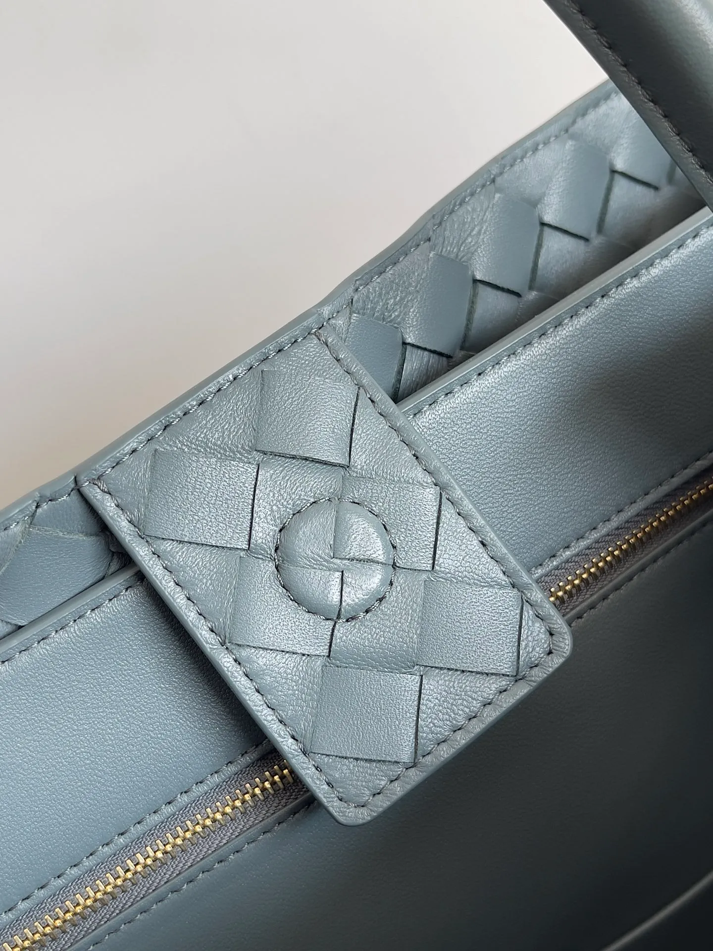 Batch 3760 Recently, the same style of bag that celebrities love is both high-end and practical. Michelle Yeoh, Kim Namjoon, Jing Boran, Tong Liya, Sun Qian, Wu Qianyu, Du Juan, Ma Yili and Bai Baihe are all carrying Bottega Veneta summer series Andiamo handbags. Andiamo has a simple structure and rounded lines. The whole piece is made of Nappa leather. It is comfortable, soft and dynamic. It adds interest to daily life and can be easily matched with various styles. Andiamo handbags are available in three sizes: small, medium and large. There are many colors to choose from, which can meet different needs. You can really carry it whether it is daily or attending events. Style number: 743575 Size: 45*22*34 including handle height 44cm